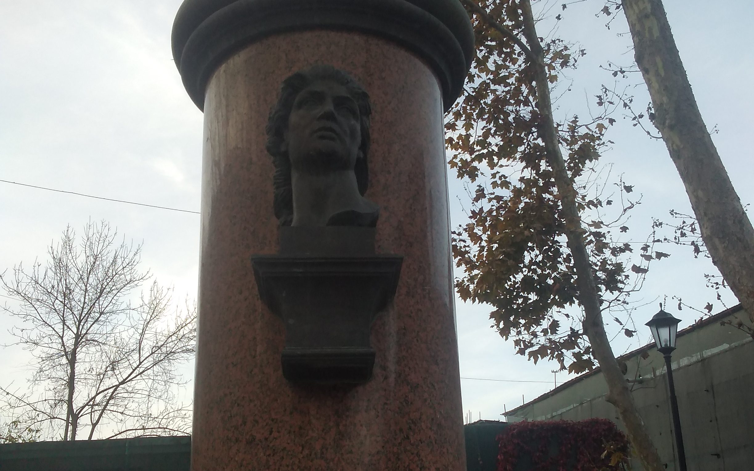 Памятник царю Митридату