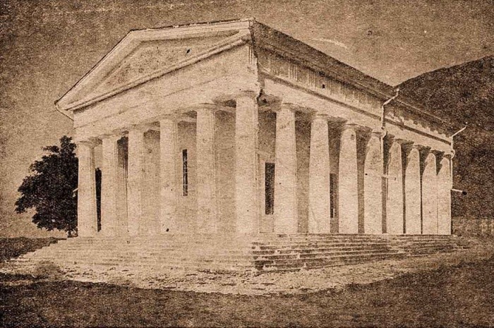 Музеи Керчи. Здание Керченского музея постройки 1835 года - копия афинского храма Гефестиона