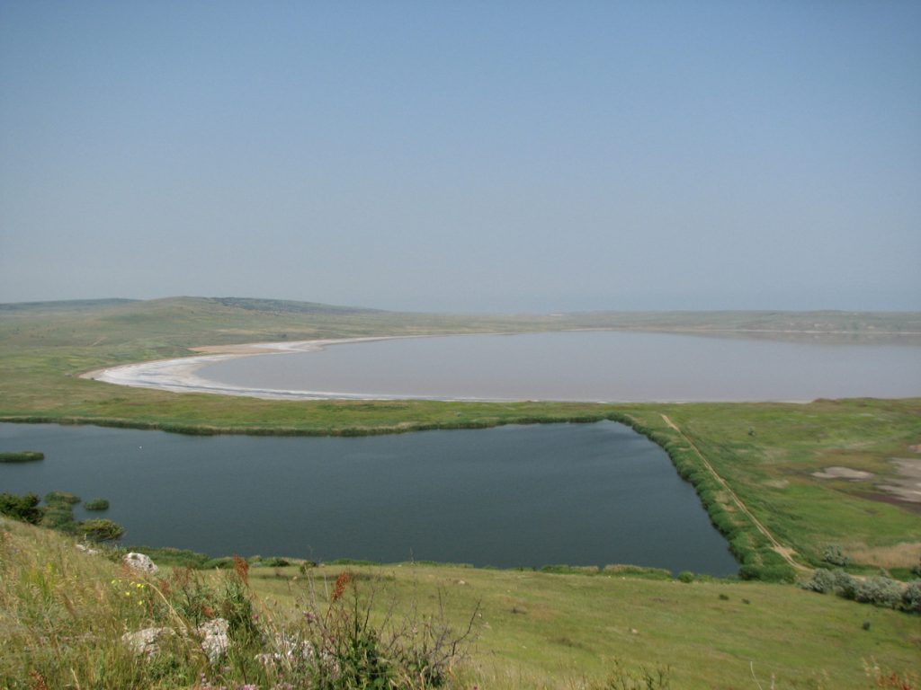 Чокракское озеро и пресный водоем рядом